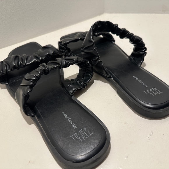 black sandals - Picture 3 of 3